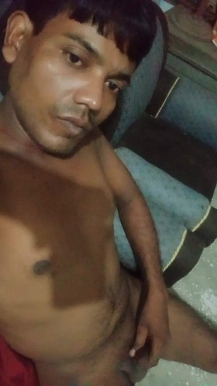 ramanuj438: 一个男人只是摇晃他的鸡巴，然后和熊一起做