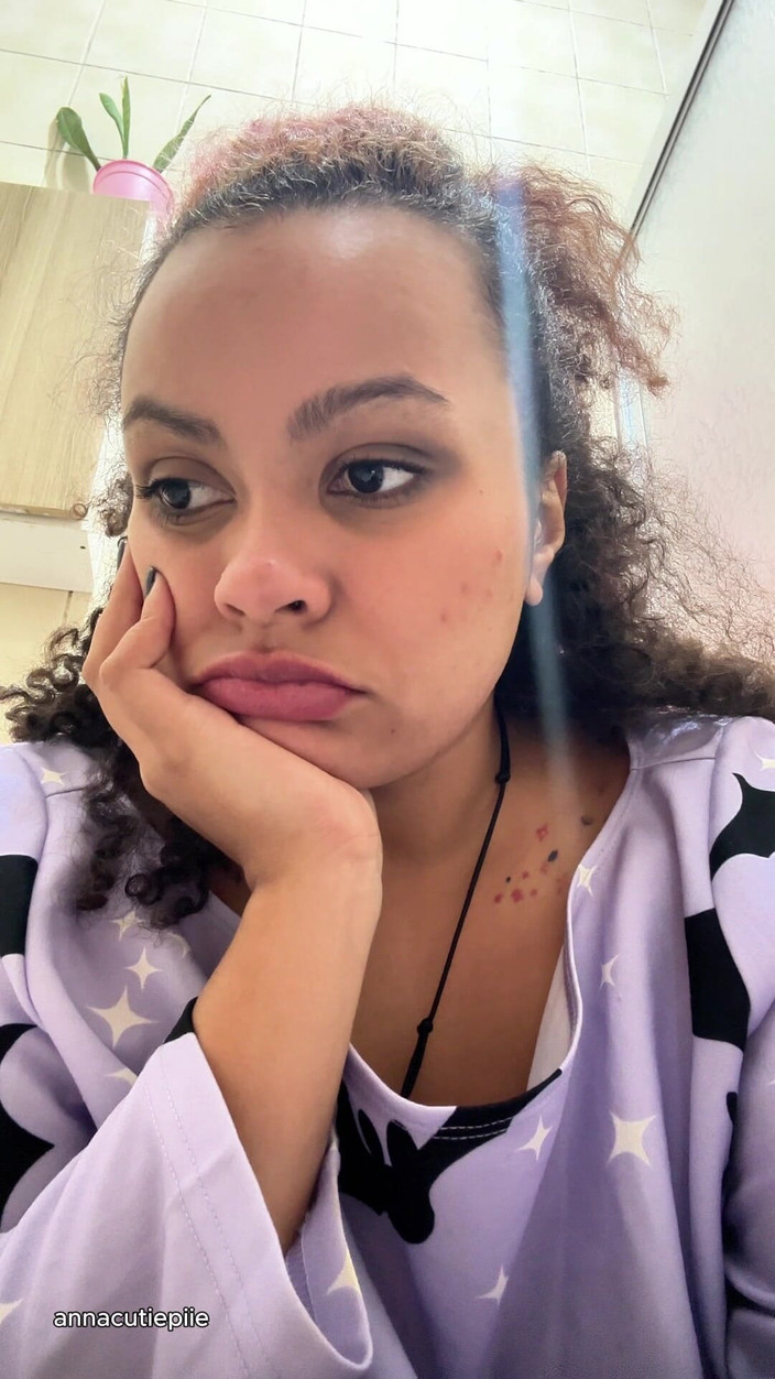 Cutiepiie Chubby: Chica intolerante con leche gasa en el baño y pedos