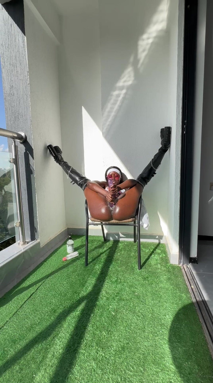 Chickysue: Ebony Thick dostane stříkající orgasmus