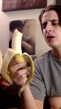Une lesbienne mange des bananes