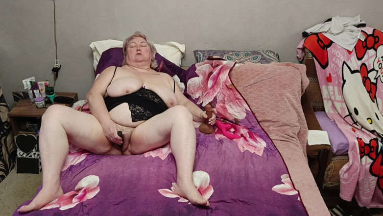 Zona901: Tchýně masturbuje svou šťavnatou, masitou kundičku se sexuálními hračkami