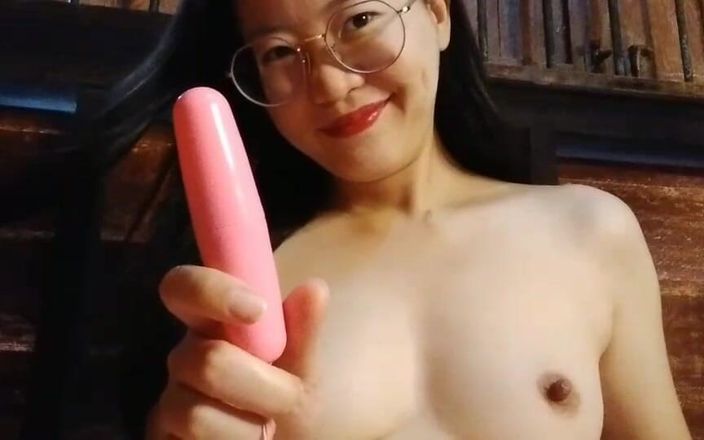 Thana 2023: La ragazza sexy asiatica arrapata mostra figa, culo e tette 1