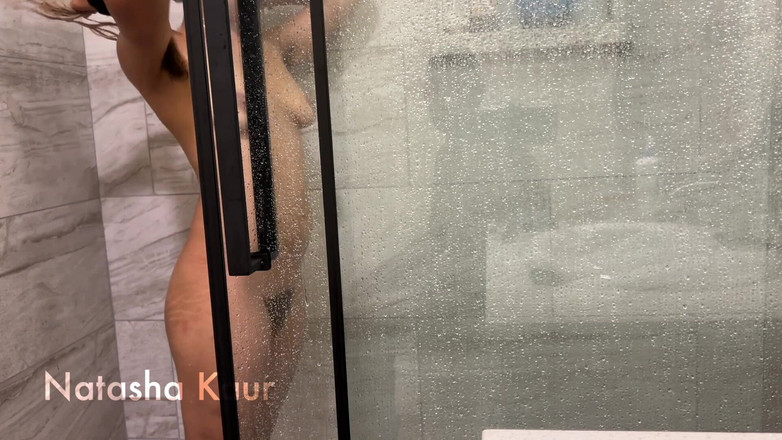 Natasha Kaur: VEDERE LA PERSOANA 1: Tu mă urmărești duș și fac curățenie după...