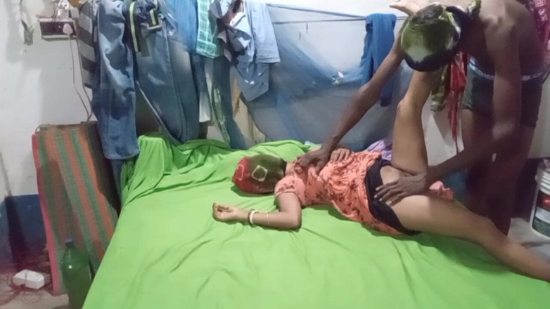 Bengaliauntykichut: Desi Hot Ass Sexy vesnické ženy Romantika