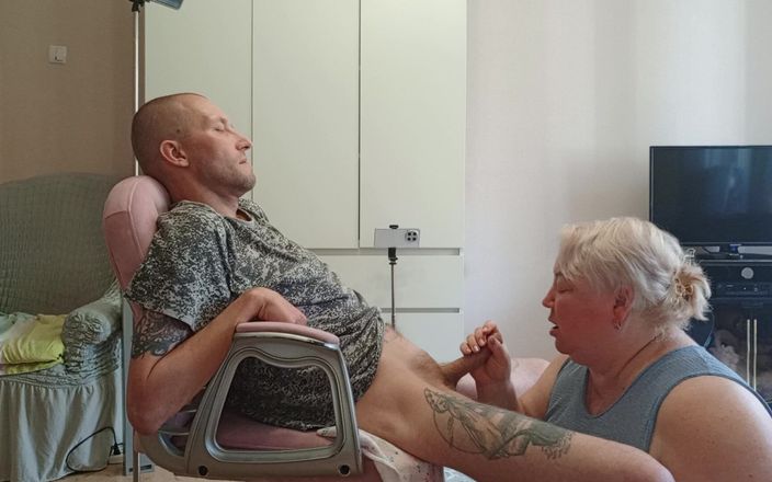 Zona901: Жена наблюдает, как свекровь делает глубокий минет и глотает сперму