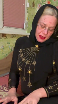 Bakire rahibe orta yaşlı seksi kadın üvey oğlunu bekaretini almak için baştan çıkarıyor