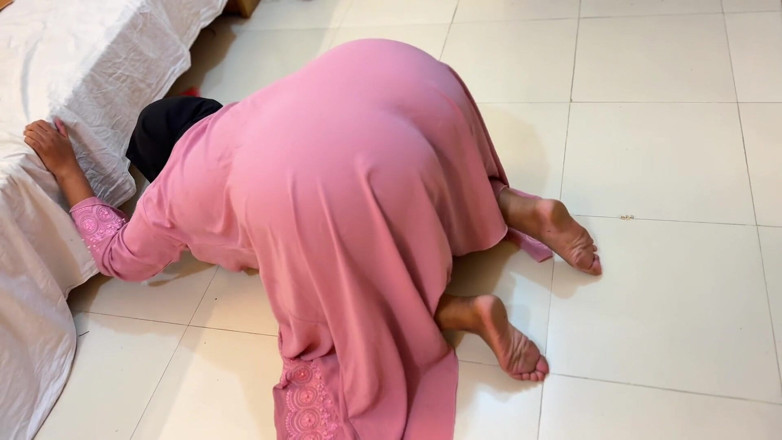 Aria Mia: मिस्र की बड़ी गांड और हॉट सौतेली मम्मी बिस्तर के नीचे फंस गई फिर वह बेटे के दोस्त से हार्डकोर चुदाई चाहती है