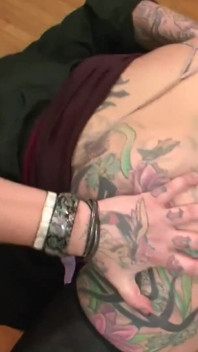 Tallulah Tease tatouée excitée se fait baiser et traire par Sam Bourne