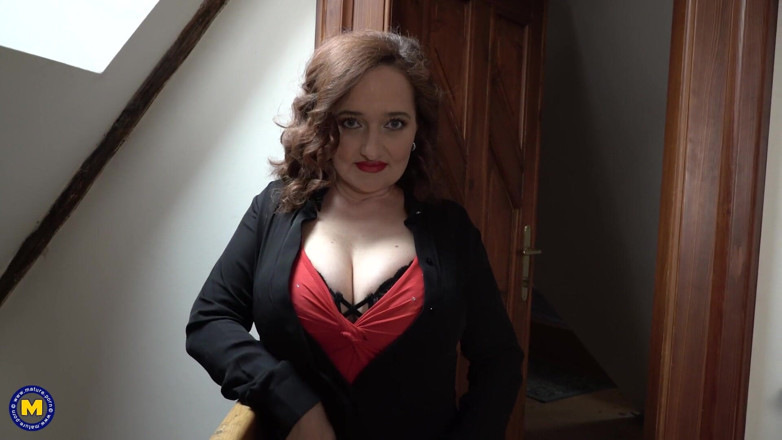 Mature NL: MiLF tettona di classe diventa ninfomane a casa