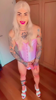 Trans lalka Barbie masturbuje się i dochodzi