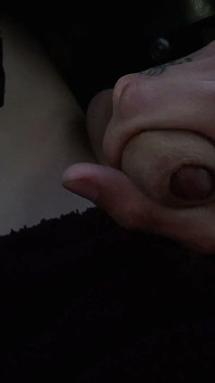 Erking off v autě a stříkání - neoholený penis