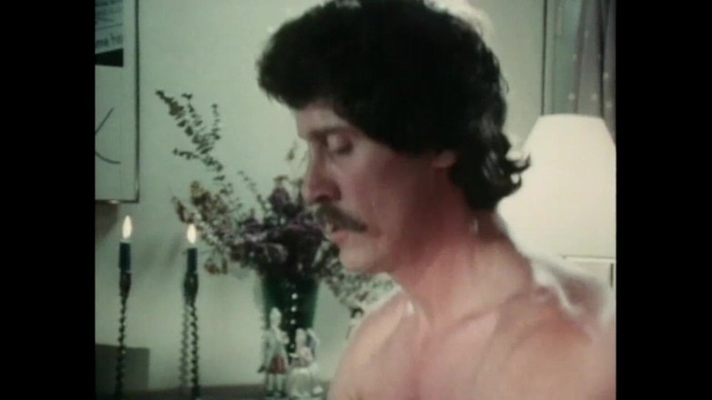 Vintage megastore: Une MILF excitée à la chatte poilue est heureuse de se...