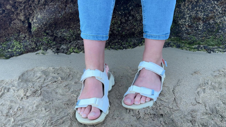 Emma Voyeur: Plassen in een strakke spijkerbroek op het strand
