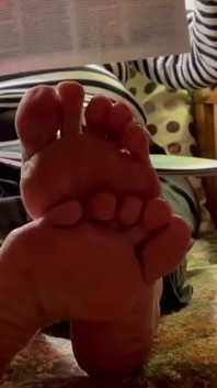 Stepmom Shows Candid Soles Ignores Me