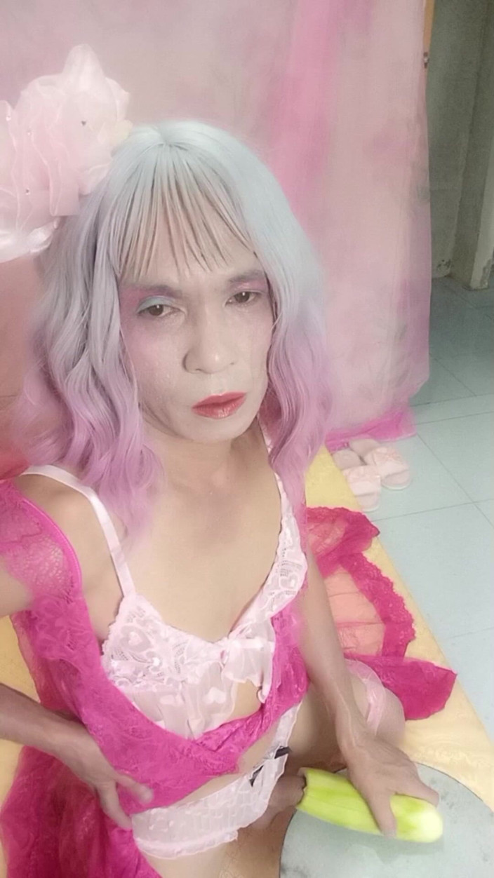 nguyen dang thien tri: 变性人oanh le穿着性感的礼服并自慰。