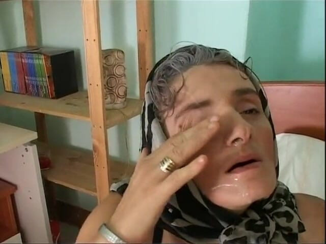 Old PIGS XXX: Ao ar livre, avó fode anal com facial