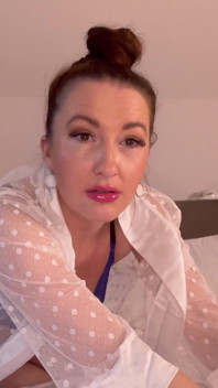 Annemin çıplak elbisesi için hafif kadın egemenliği ve cesaretlendirme