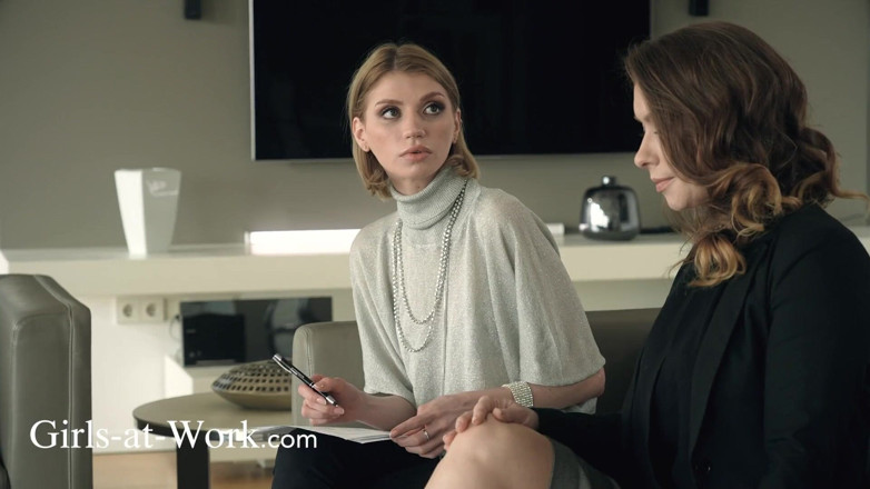 Girls At Work: Un avocat care are grijă de clientul ei