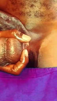 Non riesco a crederci che l'abbia fatto! Un grosso cazzo si masturba un grosso cazzo nero