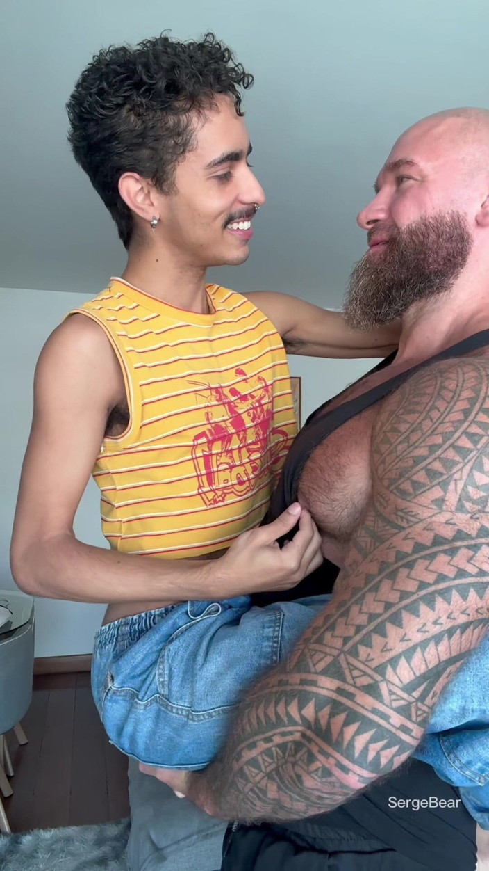 Serge Bear: Muscle Bear Takes Control of a Hungry Twink