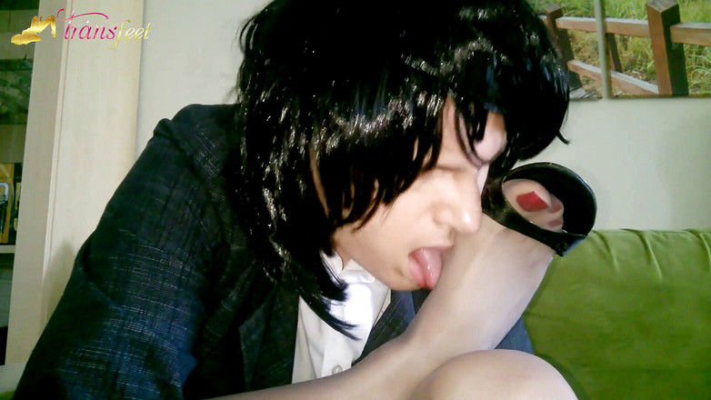 Trans and Cross-Dressers Feet: Travesti lambendo os pés na meia-calça tão perfeita