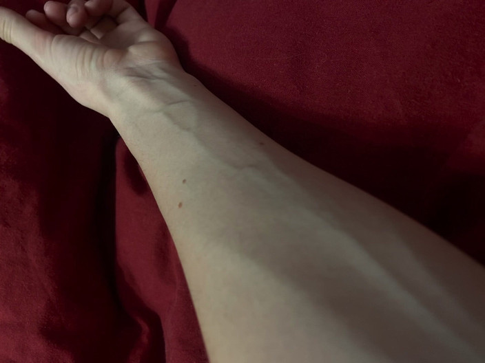 Princess Aisha: Tĩnh mạch sưng lên gợi cảm trên một bàn tay...