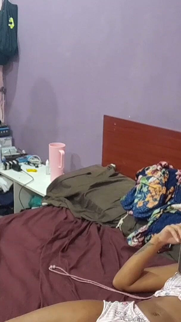 Karinamello: Fată tânără care rezolvă unghiile dă fundul soțului prietenei ei