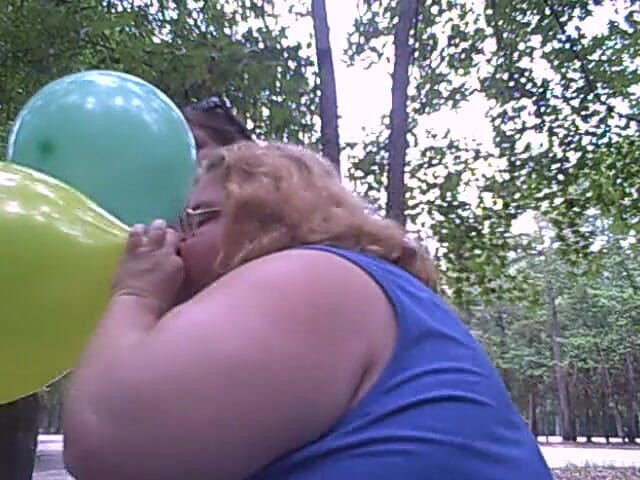 BBW nurse Vicki adventures with friends: La bbw con il palloncino all'aperto fa esplodere