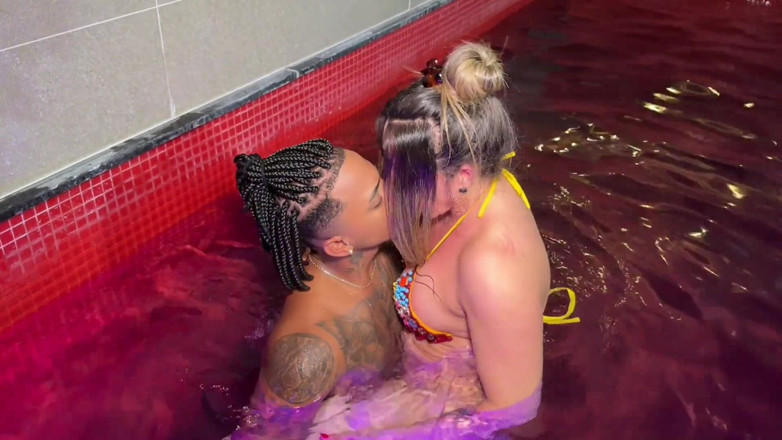 Slutty Boys: A loira mais gostosa do Brasil recebendo leite na bunda...
