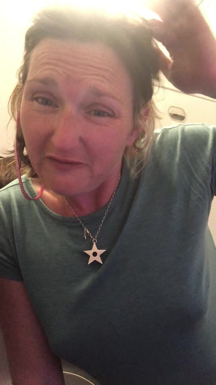 MistressWriggler: Đi tiểu khổng lồ trên máy bay sau khi cầm...