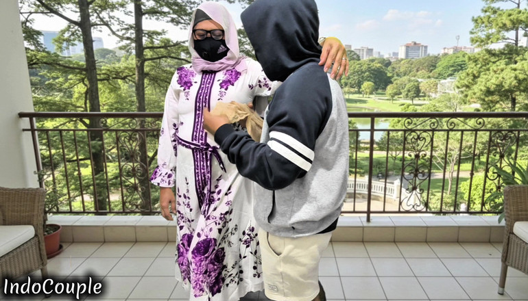 Indo Couple: Шаловливая жена в хиджабе, которая обожает изменять встретила меня в коридоре кампуса