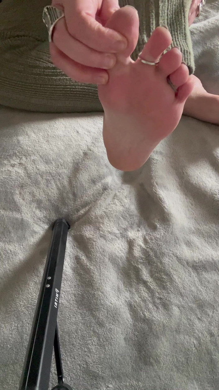 Maitresse Clara: 8 menit kebahagiaan murni di depan kakiku yang indah