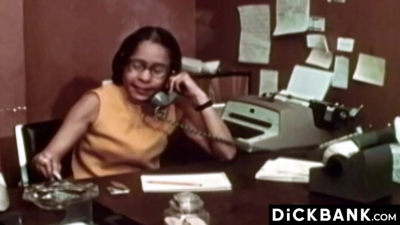 Dick bank: Blonda homosexuală primește o pulă sălbatică după lins de cur