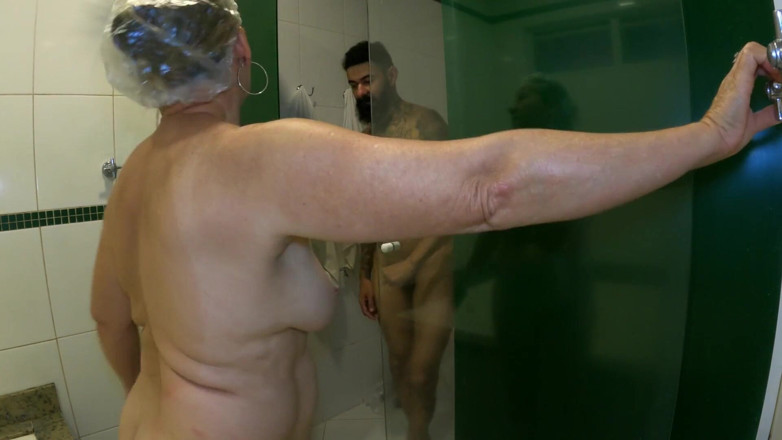 barbanegrazponto1onepov: Am futut fundul unei mame sexy sub duș