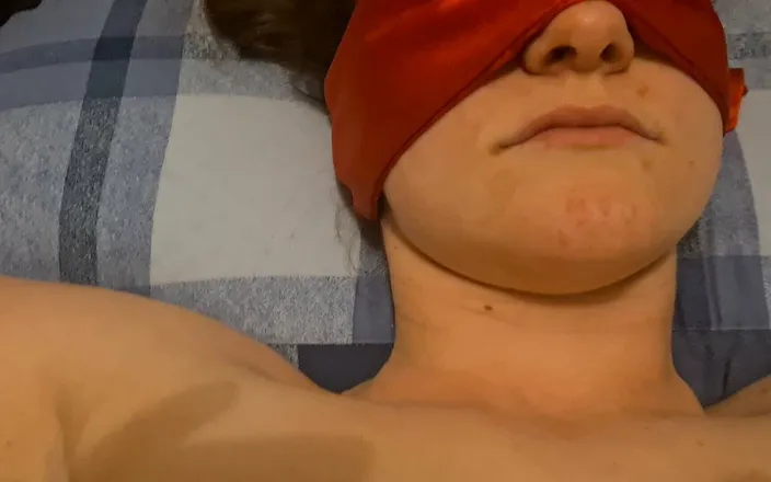 Mr D and Miss C: Mladá přítelkyně přivázaná k posteli a škádlení