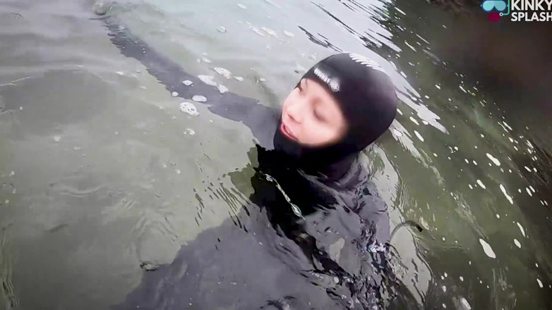 UKCuteGirl Lucy Lauren: Dikke 8 mm wetsuit strijd en zee spatten