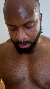 J’ai rencontré un couple interracial au bar et j’ai fini avec un creampie