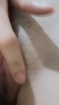 Usando cepillo para el cabello para ayudar a mi coño insaciable a correrse más rápido