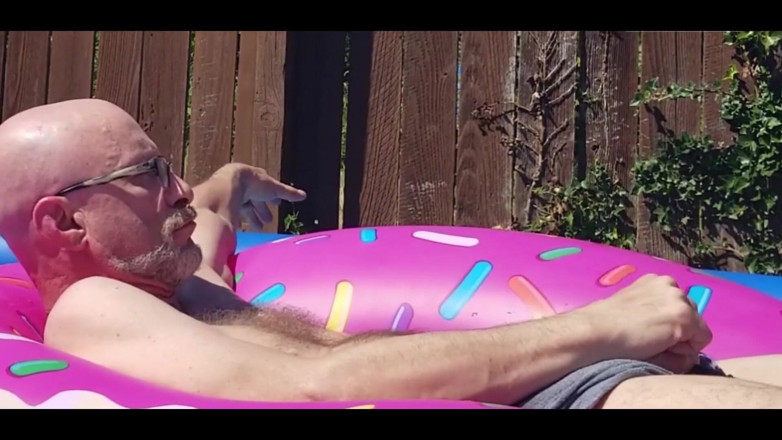 Studio DeCrow: Im pool von der kirche