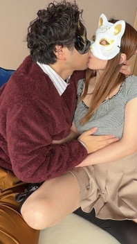 Beijando e empurrando-o para baixo...