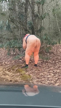 Nackt im wald herumgehen