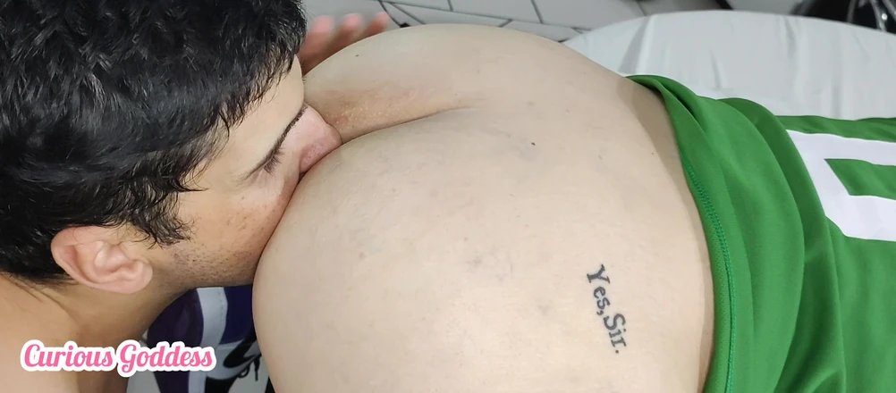 Adrian And Curious: Zvědavá bohyně - MILFka na sobě má keltské tenisky tričko dildo...
