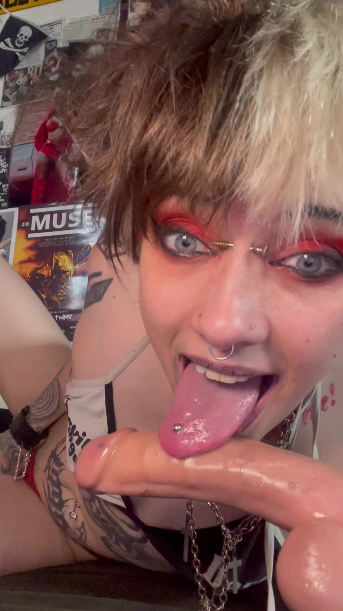 Glitterqueen1999: Gótica com língua longa cuspindo fetiche babando