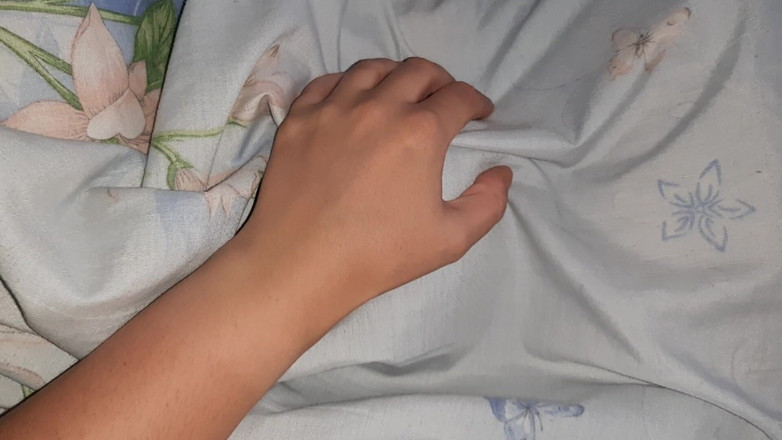 Lesbian-candys: Я по очереди играю с кисками моих соседей под одеялом