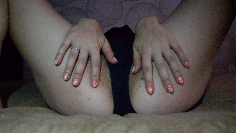 Julia SQuirt: Gently caresses pussy before going to bed