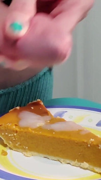 Rikki Ocean täcker sin pumpapaj med sin speciella handvispad grädde och njuter av varje bit