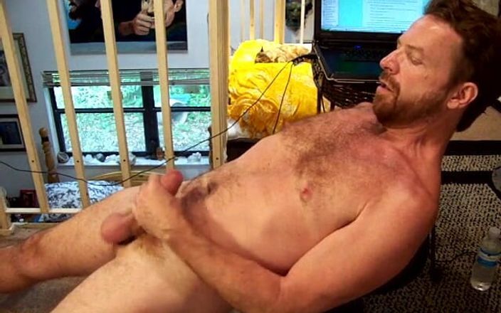 Hairyartist: Hairyartist - napalony showoff wypycha swoją owłosioną dziurę