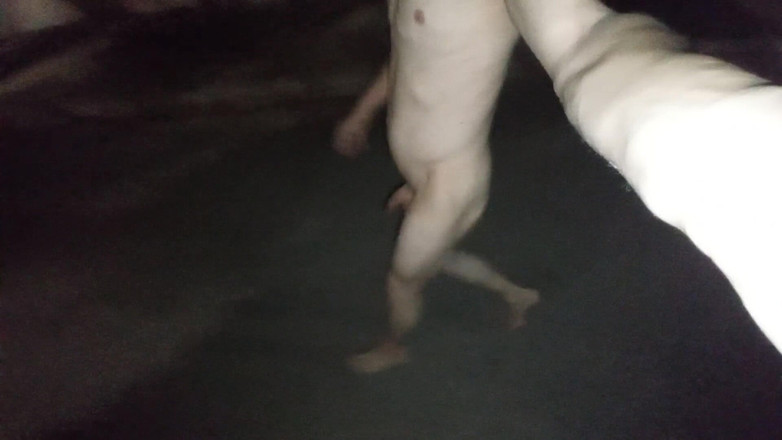 Dan Eagle: 裸体户外散步