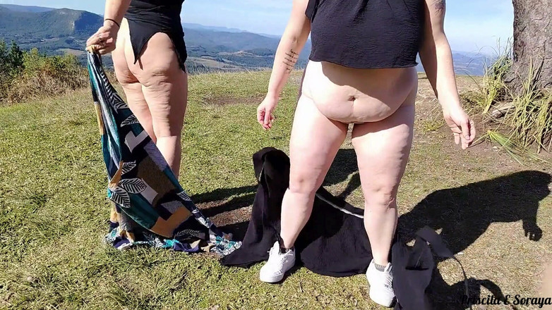 Priscila: Madrasta E Enteada Se Exibindo Em Publico No Jardim, Tomando...