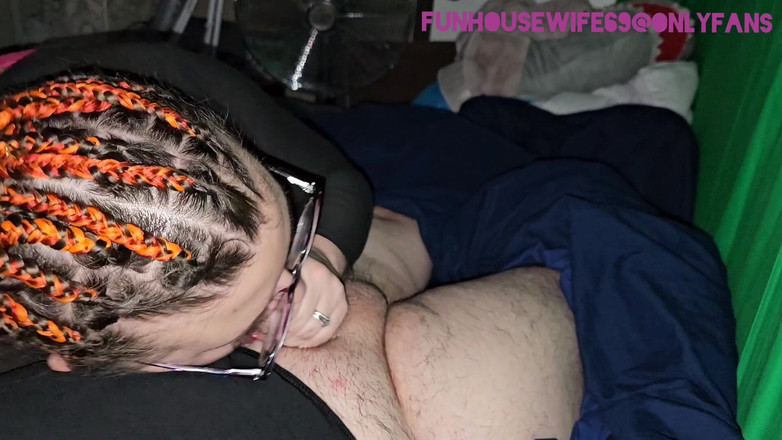 Funhousewife69: Rosa höschen, arsch hoch, schluckt seinen schwanz und kommt